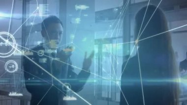 İş adamları koridorda tartışıyor, holografik veri çizelgeleri ve çizelgeleriyle etkileşimde bulunuyor. Şirket, teknoloji, yenilik, takım çalışması, fütüristik, dijital, gösterişli