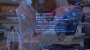 Genetik laboratuvarında mikro plaka kullanan erkek bilim adamı yüzen çift sarmal altıgen kodu gösteriyor. Araştırma, yenilik, laboratuvar, teknoloji, analiz, deney, moleküler