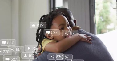 Babası kızını pencerenin önünde taşıyor ve kalp ikonu ile sağlık bağını vurguluyor. Bağ, sıcaklık, şefkat, rahatlık, aile, bağlantı, beslenme