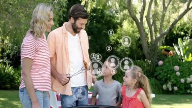 Aile arka bahçede ızgara yapıyor, yüzen yemek tarifleri ve sağlık için ısı göstergesi gösteriyor. Açık hava, kutlama, eğlence, çiftlik, yaşam tarzı, kırsal, birliktelik.
