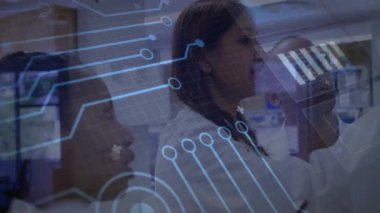 Laboratuvar önlüklü araştırmacılar mavi devre göstergesi olarak teknoloji laboratuarında dokunmatik ekranı kullanıyorlar. Yenilik, teknoloji, bilim, dijital, işbirliği, fütürizm, analitik