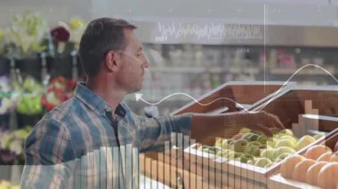 Market perakendecisinden yeşil elma seçen adam animasyon çizelgeleri ve veri çizgileri sergiliyor. Taze ürün, perakende, minimalist, ticari, sağlıklı beslenme, pazar, organik