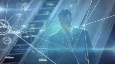 Cam panellerin arkasında duran adam, holografik iş verilerini düğümler ve bar çizelgeleriyle gösteriyor. Teknoloji, yenilik, analitik, kurumsal, fütüristik, veri görselleştirme, profesyonel