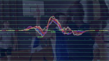 Spor salonunda top süren ve savunan altı basketbolcu, ışık dalgası ve yeşil şebeke örtüsüyle. Spor, rekabet, atletizm, takım çalışması, fitness, hareket, enerji