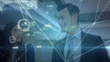 Kadın ve erkek iş koridorunda duruyor, holografik ağ veri görüntüleriyle etkileşimde. Teknoloji, yenilik, iletişim, fütüristik, kurumsal, dijital, bağlantı