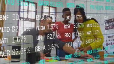 Çalışma ekibi iş verilerini görselleştiren yüzen kodlar ve şebeke çizgileriyle ofiste masanın üzerine yaslanıyor. İşbirliği, yenilik, beyin fırtınası, üretkenlik, teknoloji, takım çalışması, modernite