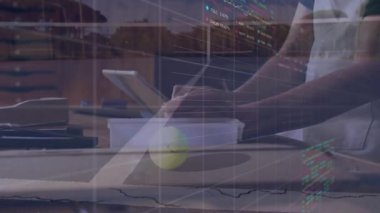 Merkez ofisteki tablet standında yazan adam şeffaf finans tablosu kaplamasını gösteriyor. Teknoloji, yenilik, üretkenlik, dijital, modern, çalışma alanı, analitik