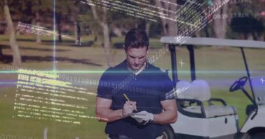 Sahada golf skorları yazan adam spor analitiğini ön plana çıkaran ikili kodlar kullanıyor. Atletik, modern, dijital, açık hava, profesyonel, enerjik, stratejik