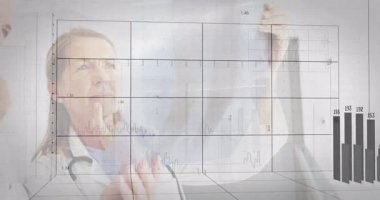 Yarı saydam tahtaya analitik çizelge üzerine dalga formu çizen iki profesyonel. İş, analitik, görselleştirme, strateji, işbirliği, yenilik, teknoloji