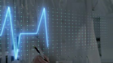 Doktor, tıbbi laboratuarda mavi ECG dalgaboylarını ve test tüplerini gösteren dijital şebeke kullanıyor. Teşhis, sağlık, yenilik, teknoloji, bilim, araştırma, klinik