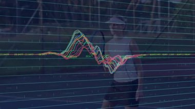 Tenis kortunda yürüyen bir kadın, spor teknolojisi kullanarak şebeke ve dalga biçimi verileriyle örtüşüyor. Atletik, spor, dijital, modern, açık hava, performans, enerjik