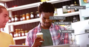 İki adam kafede dikilip dijital cihazları teknolojik pazarlama için yüzen alarmlarla kontrol ediyor. Modern, rahat, rahat, enerjik, dostluk, iletişim, toplum