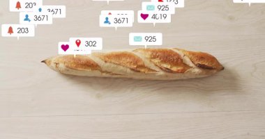 Sosyal medya nişan simgeleri havada süzülürken düz dizayn kabuklu baget masanın üstünde yatıyor. Ekmek, aperatif, mutfak, dijital, modern, minimalist, abur cubur