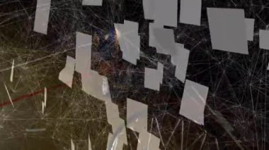 Basketbolcu spor teknolojisinde smaç yapıyor, ağ örtüsü ve bulut mozaiğini gösteriyor. Sporcu, spor, dinamik, dijital, yenilik, performans, güç