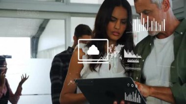 İş arkadaşları iş yerindeki tabletin etrafında toplanıp şeffaf turta ve bar tabloları sergiliyorlar. İşbirliği, takım çalışması, teknoloji, modern, analitik, ofis, iletişim