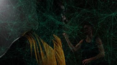 İki basketbol takım arkadaşı karanlık stüdyoda spor teknikleri uyguluyor ve topun etrafında yeşil ağ yansıtıyorlar. Sporcular, takım çalışması, yenilik, dijital, fütüristik, fitness, yarışma