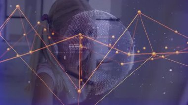 Soluk odada akıllı telefon tutan kadın çocuk, yüzen teknoloji telgraf küresi ve kod ile meşgul. Teknoloji, yenilik, eğitim, dijital, gelecekçi, gençlik, bağlantı