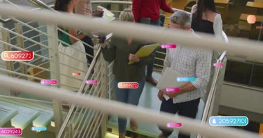 Bir grup iş arkadaşı ofis merdivenlerinden iniyor, evrakları taşıyor, yüzen numaralar gösteriyorlar. İşbirlikçi, profesyonel, modern, çalışma alanı, teknoloji, takım çalışması, iletişim