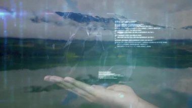 Holografik ağ arayüzü insan avucunun üzerinde yüzüyor, parçalanmış halkalar ve harita parçalarını gösteriyor. Gelecek, teknoloji, bağlantı, dijital, yenilik, doğa, huzur