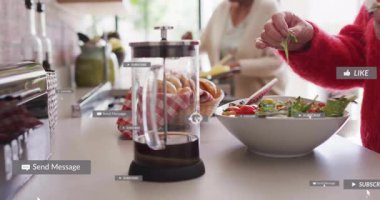 Sağlık için mutfakta marul parçalayan ve salata karıştıran son sınıf kadınları, sosyal medya ikonlarına ev sahipliği yapıyor. Sağlıklı beslenme, arkadaşlık, konforlu ortam, köy tarzı, sağIık, aşçılık aktivitesi, sosyal bağlantı