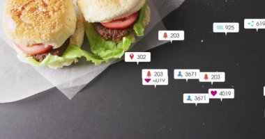 Sosyal medya simgelerinin düz dizayn olarak yüzdüğü parşömen üzerinde dinlenen iki susamlı burger çubuğu. Gıda, markalaşma, vektör, dijital, pazarlama, karşıtlık, bağlılık