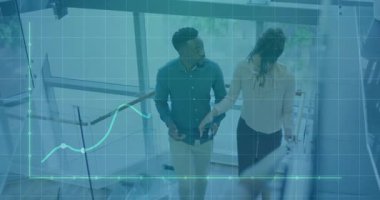 Atriyum merdivenlerinde finans verilerini tartışan meslektaşlar, şeffaf şebeke örtüsü, çizgi çizelgeleri gösteriyorlar. İş, işbirliği, yenilik, üretkenlik, modern, teknoloji, profesyonel