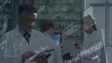 Eczacı arkadaşlar yüzen veri tabletlerini entegre ediyor, tablet kullanıyor, ilaç şişelerini inceliyor. Tıbbi, sağlık, dijital, profesyonel, teknoloji, bilim, işbirliği