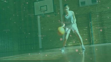 Spor salonunda basketbol oynayan bayan sporcu, animasyon eğitimi istatistikleri gösteriyor. Spor, gençlik, fitness, spor salonu, eğitim, rekabet, motivasyon