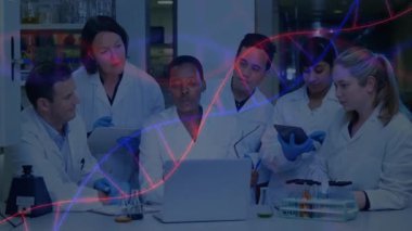 Araştırmacılar laboratuvar bankının etrafında toplanıp yüzen konik şişe simgeleriyle dizüstü bilgisayardaki verileri analiz ediyorlar. Bilim adamları, işbirliği, deney, yenilik, bilim, laboratuvar, teknoloji