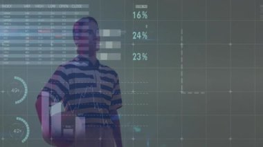 Stüdyoda elinde futbol topu tutan bir kadın, dünya haritası ve bar çizelgeleriyle teknik gösterge panelini gösteriyor. Analizler, görselleştirme, veri, istatistik, dijital, teknoloji, spor