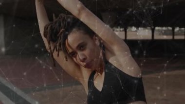 Kırmızı spor sahasında gerinen kadın sporcu, sağlık analitik görsellerini çevreleyen bir ağ. Atletik, fitness, digital, technology, activewear, modern, yenilikçi
