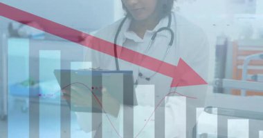 Hastane bölgesindeki kadın tıbbi uzmanların incelediği panoda bar çizelgeleri ve kırmızı ok görülüyor. Sağlık, veri analizi, tıbbi personel, klinik, tanı, sağlık endüstrisi, profesyonel