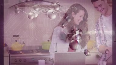 Sebze doğrayan bir adam, mutfakta dizüstü bilgisayar kullanan bir kadın teknoloji için şeffaf ağ örtüsü gösteriyor. Teknoloji, işbirliği, modern, yaşam tarzı, dijital, yenilik, ev