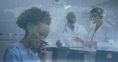 Klinik resepsiyonunda telefonla ilgilenen hemşire, dünya haritası ve grafik simgeleriyle kayıtları inceleyen doktorlar. Sağlık, işbirliği, teknoloji, iletişim, profesyonel, tıbbi, modern