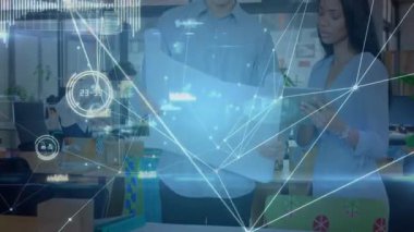 Ofiste tabletle, holografik veri örtüleriyle tasarım planları üzerinde çalışan iki iş arkadaşı. İşbirliği, takım çalışması, yenilik, modern, ofis, üretkenlik, beyin fırtınası
