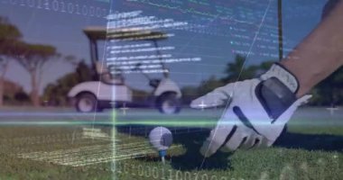 Animasyon golf teknolojisi 3 boyutlu sopa başının yüzen veri örtüleriyle topa yaklaştığını gösteriyor. Spor, teknoloji, analitik, yenilik, fütürizm, hassasiyet, açık hava