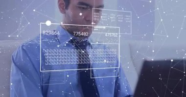 Ofis masasında dizüstü bilgisayarda, yüzen dijital veri grafikleri ve ağ düğümleriyle erkek profesyonel daktilo. Teknoloji, analitik, fütürizm, dijital, iş, yenilik, veri görselleştirmesi