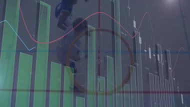 Sporcu erkek sporcu, bar ve trend verilerini gösteren süzülen finansal tabloyla jimnastik salonunda potaya atlıyor. Finansal analiz, spor performansı, veri görselleştirme, atletik eğitim, dijital arayüz, rekabetçi spor, fitness teknolojisi