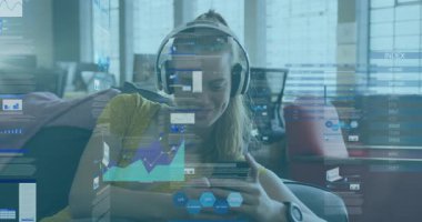 Teknoloji veri tabloları havada süzülürken sandalyede oturan kadın yönetici akıllı telefonla etkileşime geçiyor. Modern, teknoloji, dijital, profesyonel, minimalist, yenilikçi, iletişim