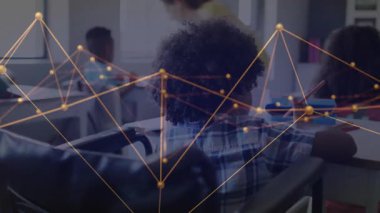 Kız öğrenci eğitim sınıfına geri dönüyor, öğretmen sınıf arkadaşlarına parlayan ağ hatlarıyla rehberlik ediyor. Sınıf, öğrenciler, akıl hocalığı, eğitim, teknoloji, işbirliği, öğrenim