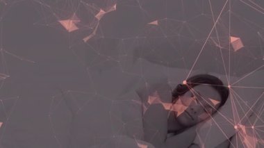 Gözlük takan bir kadın beyaz yatağın altında dinleniyor. Üzerinde pembe teknoloji ağ örtüsü var. Dijital, modern, fütürist, teknoloji, yenilikçi, dingin, gevşeme