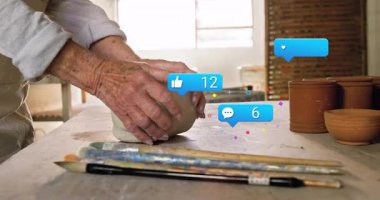 El sanatları atölyesinde çalışan kıdemli çömlekçi kil kalıpları yüzen başparmaklar yorum simgelerini gösteriyor. Sanatçılık, sanatçılık, el işi, yaratıcı, zanaatkar, keman, kırsal