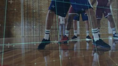 Rakip oyuncular basketbol sahasına salya akıtıyor, analitik verileri üst üste koyuyor. Sporcular, spor, yarışma, takım çalışması, gençlik, fitness, oyun