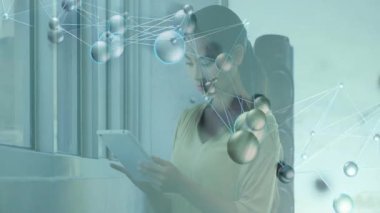 Tableti pencerenin yanında tutan, şeffaf ağ veri grafiklerini gösteren destek uzmanı. Teknoloji, dijital, iletişim, modern, kurumsal, bağlantı, yenilik