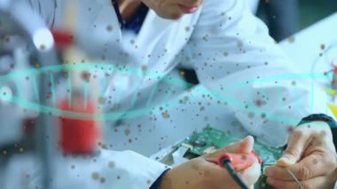 Erkek bilim adamı labaratuar tezgahının üzerine eğilip, deniz mavisi DNA sarmalı ve parçacık kaplamalarıyla örnek inceliyor. Bilim, araştırma, yenilik, teknoloji, kesinlik, keşif, tıbbi