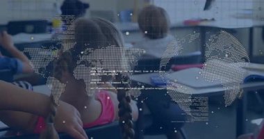 Sınıfta oturan öğrenciler, dünya haritası ile dijital öğrenme ve kod parçacıkları sergiliyorlar. Eğitim, işbirliği, yenilik, minimalist, teknoloji, gençlik, yaratıcı