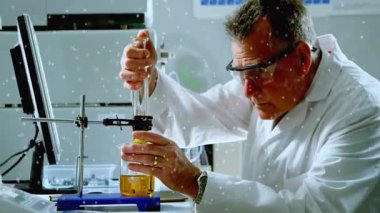 Kimya laboratuvarında cam kolonu ayarlayan kıdemli erkek bilim adamı dijital yeşil şemalar gösteriyor. Laboratuvar, araştırma, analiz, enstrümantasyon, eğitim, kesinlik, yenilik