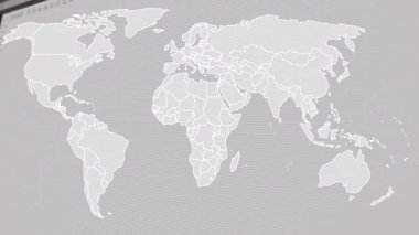 Dünya haritası düz dizayn arayüzünde canlandırılıyor, kod çizgilerini, altıgen kümelerini gösteriyor. Arayüz, siber güvenlik, ağ, veri görselleştirme, dijital, teknoloji, analitik