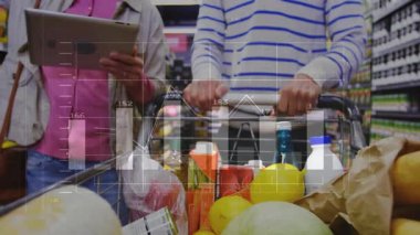 Market arabası taraması yapan bir çift, perakende trendleri tahmin eden çizelgeleri analiz ediyor. Perakende, alışveriş, koridor, tüketici, pazar, analiz, teknoloji