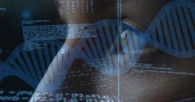 İnsan DNA verilerini yüzen kod ve sarmal ile fütüristik biyoenformatik arayüzde analiz ediyor. Teknoloji, yenilik, fütürizm, veri görselleştirme, biyoenformatik, dijital arayüz, bilimsel
